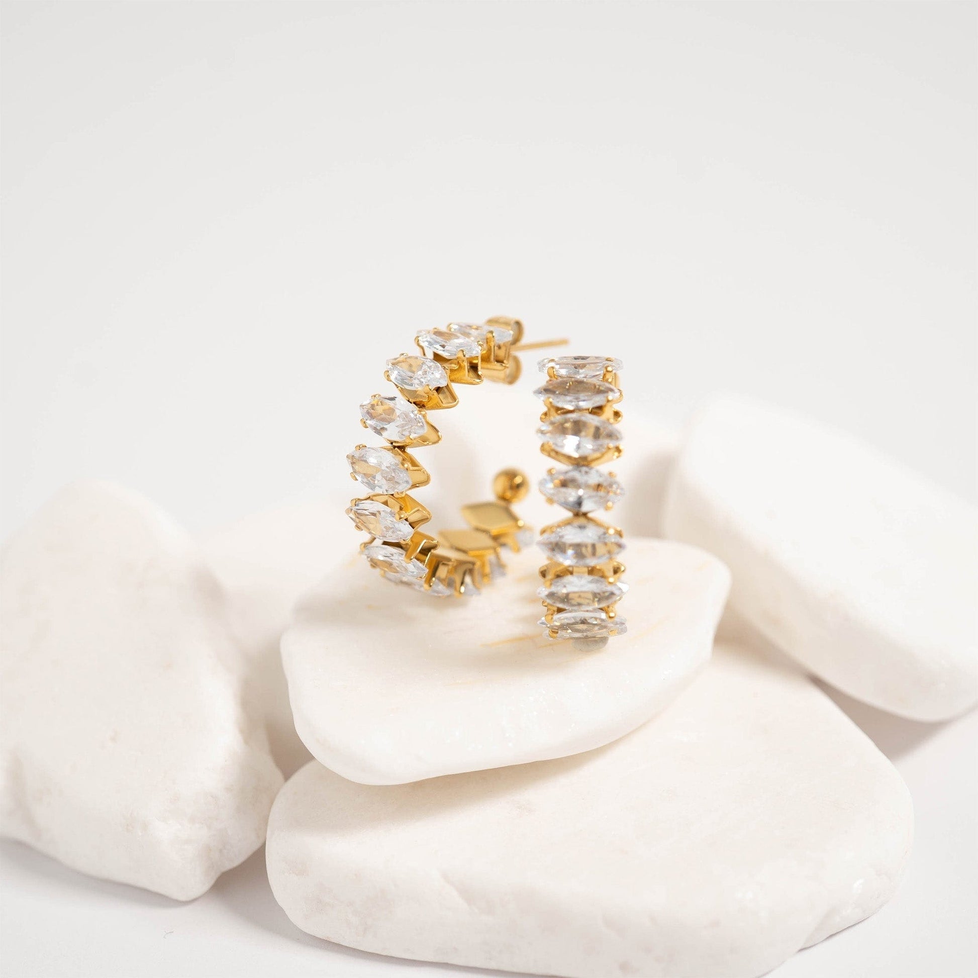 MEA NANI JEWELLERY Hoops med glitrende steiner STARDUST HOOPS – 18K gullbelagte hoop-øredobber med marquise CZ-stener