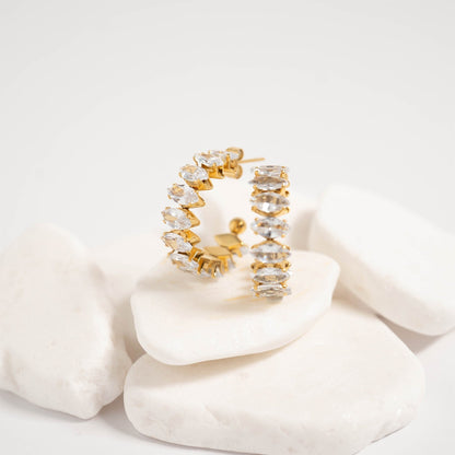 MEA NANI JEWELLERY Hoops med glitrende steiner STARDUST HOOPS – 18K gullbelagte hoop-øredobber med marquise CZ-stener