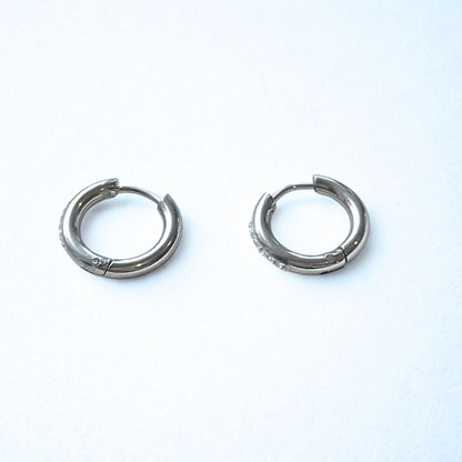 MEA NANI JEWELLERY Huggie hoops ELARA HUGGIES – små  hoops i kirurgisk stål med cubic zirconia