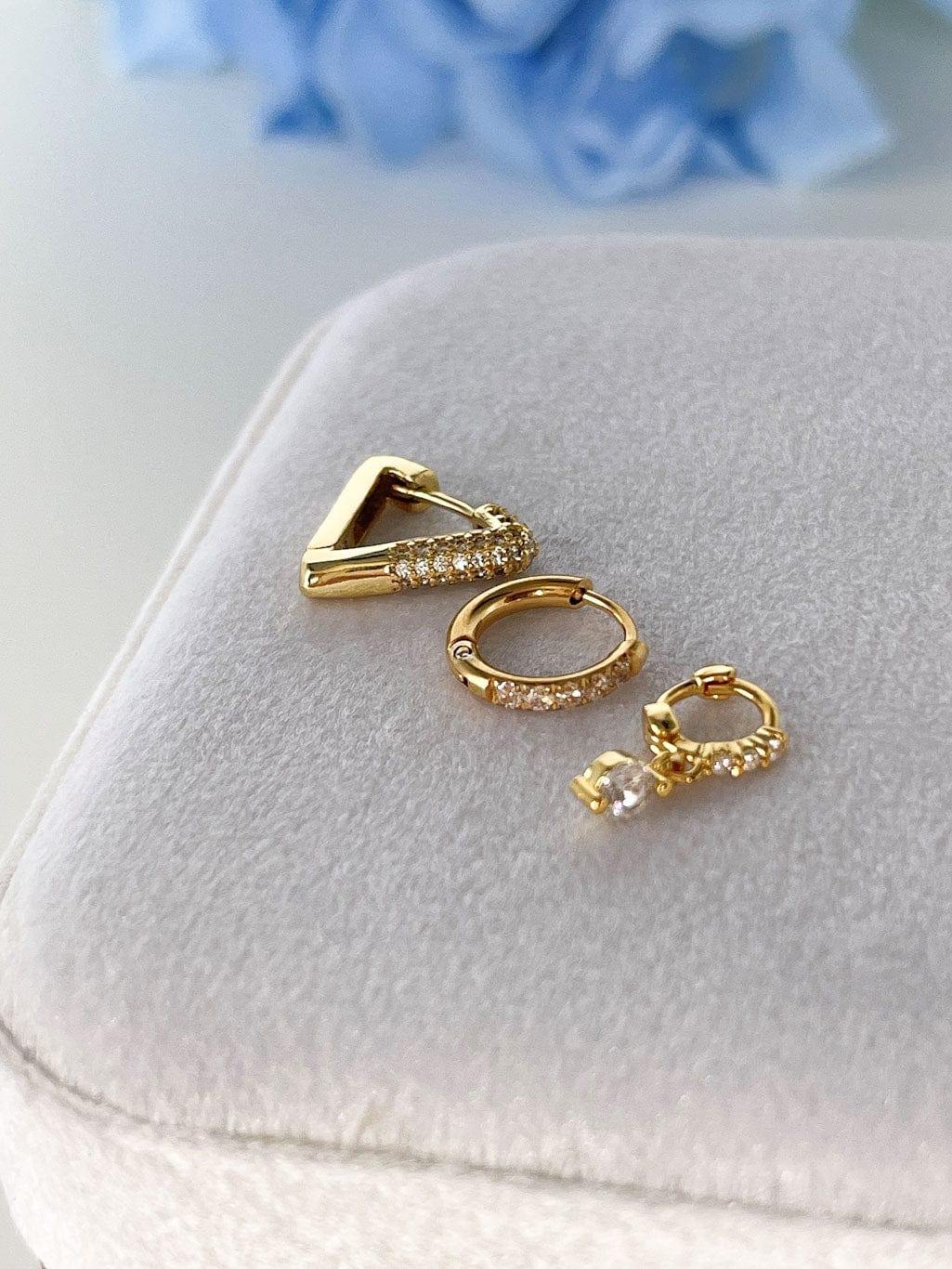 MEA NANI JEWELLERY Huggie hoops EMMA HUGGIE ØRERINGER 18K GULLBELAGT