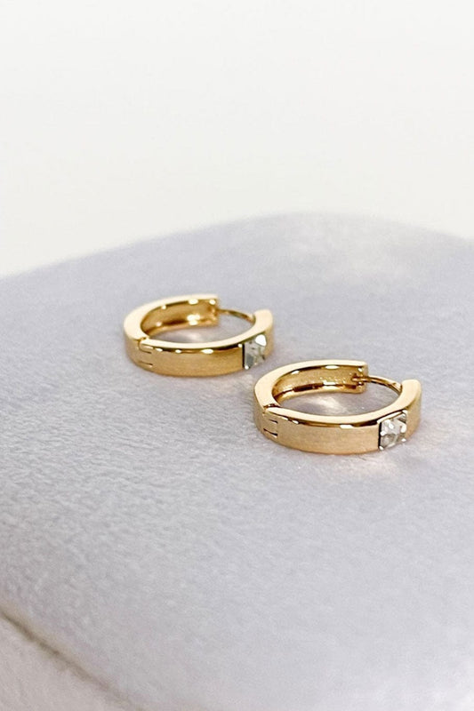 MEA NANI JEWELLERY Huggie hoops MINA HUGGIE HOOPS 14K GULLBELAGT - Små gullfargede øreringer med zirkona stein