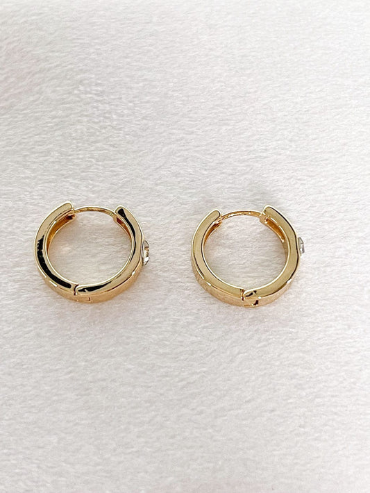 MEA NANI JEWELLERY Huggie hoops MINA HUGGIE HOOPS 14K GULLBELAGT - Små gullfargede øreringer med zirkona stein