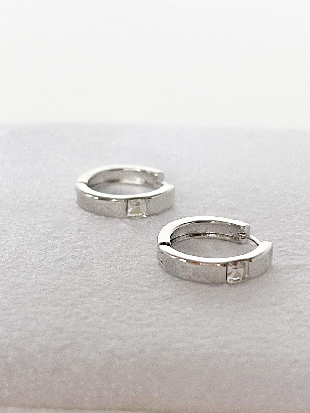 MEA NANI JEWELLERY Huggie hoops MINA HUGGIE HOOPS 14K GULLBELAGT - Små sølvfargede øreringer med zirkona