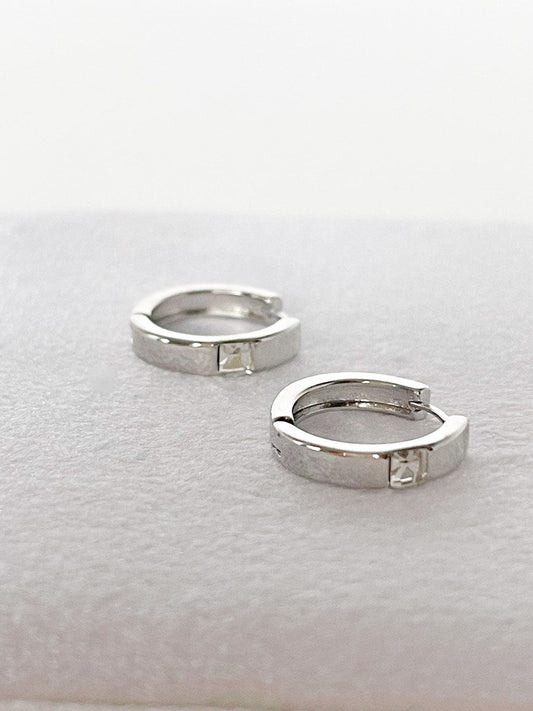 MEA NANI JEWELLERY Huggie hoops MINA HUGGIE HOOPS 14K GULLBELAGT - Små sølvfargede øreringer med zirkona