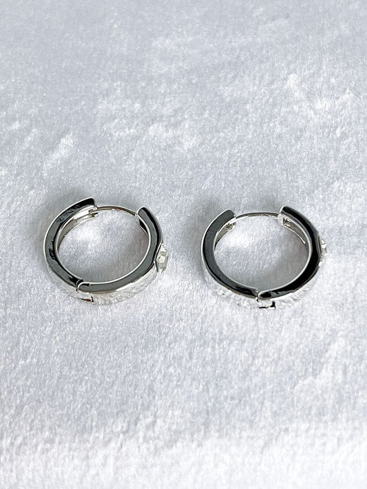 MEA NANI JEWELLERY Huggie hoops MINA HUGGIE HOOPS 14K GULLBELAGT - Små sølvfargede øreringer med zirkona