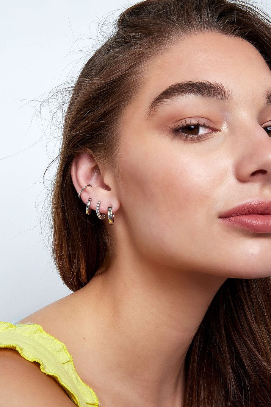 MEA NANI JEWELLERY Huggie hoops MINA HUGGIE HOOPS 14K GULLBELAGT - Små sølvfargede øreringer med zirkona