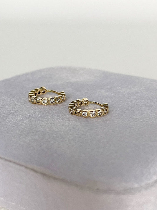 MEA NANI JEWELLERY Huggie hoops NOVA 14K GULLBELAGTE HUGGIE HOOPS MED ZIRKONA - Små glitrende øreringer i gull