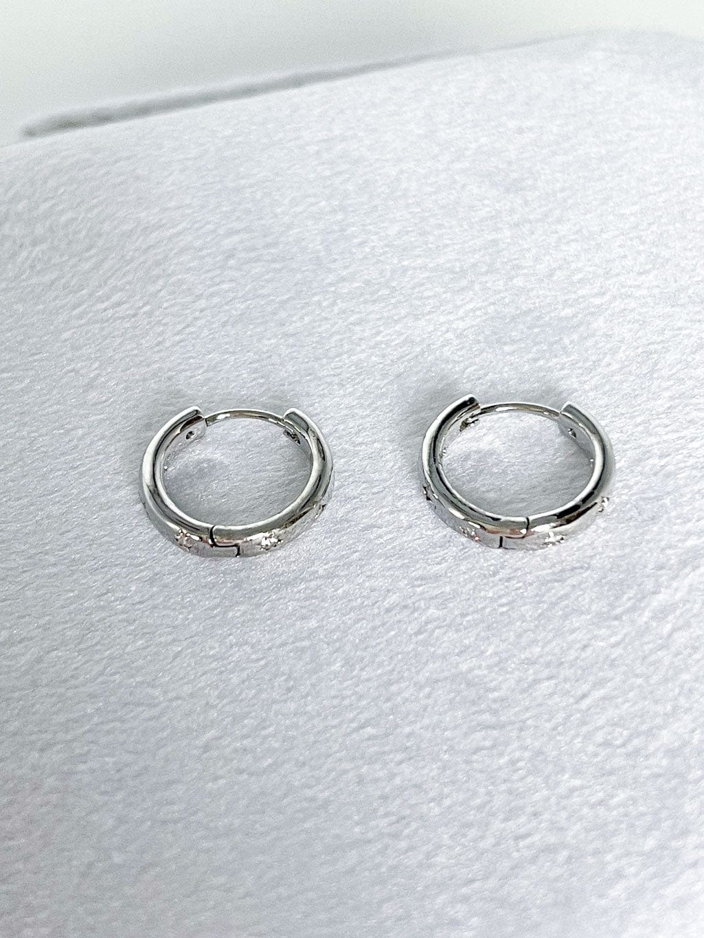 MEA NANI JEWELLERY Huggie hoops VEGA HUGGIE HOOPS 14K GULLBELAGT