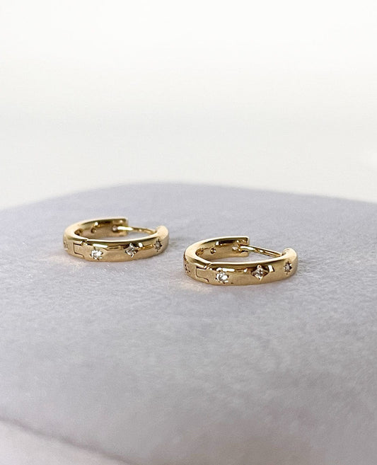 MEA NANI JEWELLERY Huggie hoops VEGA HUGGIE HOOPS 14K GULLBELAGT - Små øreringer i gull