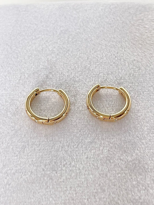 MEA NANI JEWELLERY Huggie hoops VEGA HUGGIE HOOPS 14K GULLBELAGT - Små øreringer i gull