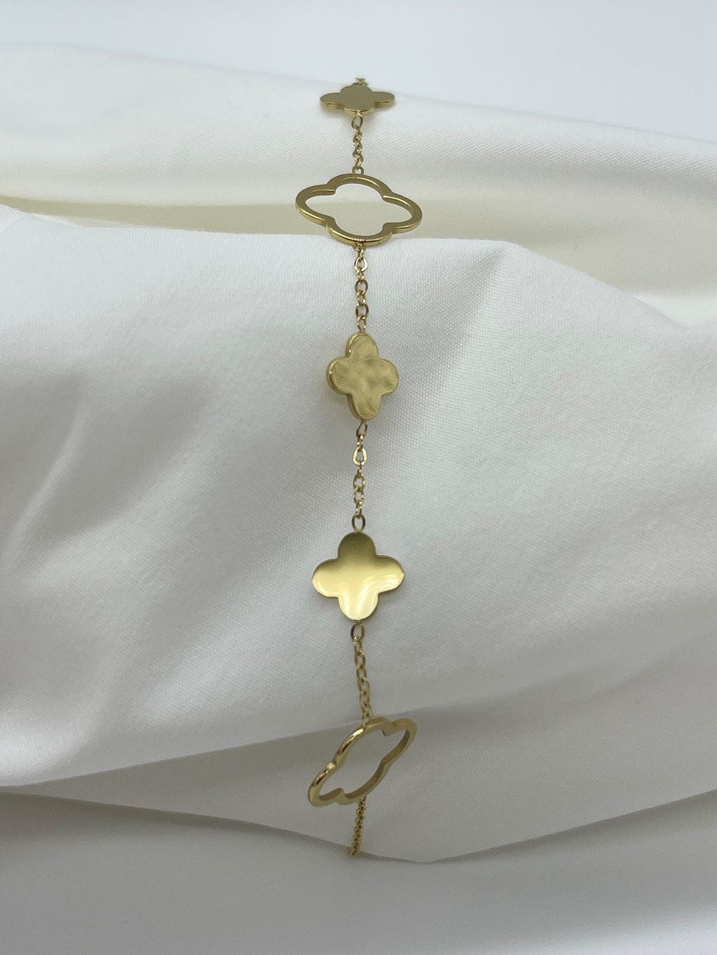 MEA NANI JEWELLERY IVY GULLBELAGT ARMBÅND