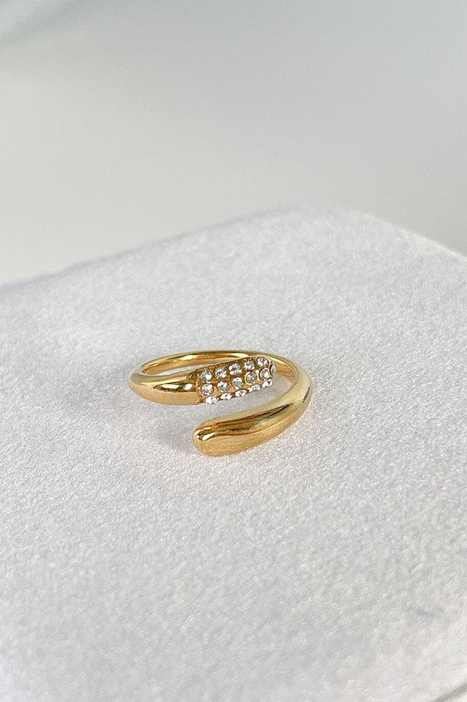 MEA NANI JEWELLERY Justerbar ring CRYSTAL 18K GULLBELAGT DRÅPE RING - Regulerbar ring til dame