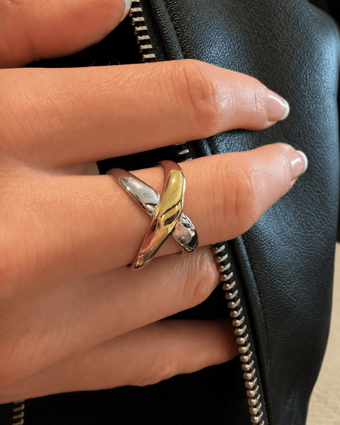 MEA NANI JEWELLERY Justerbar ring Default CROSSFIRE RING – stål og 18K gullbelagt, justerbar