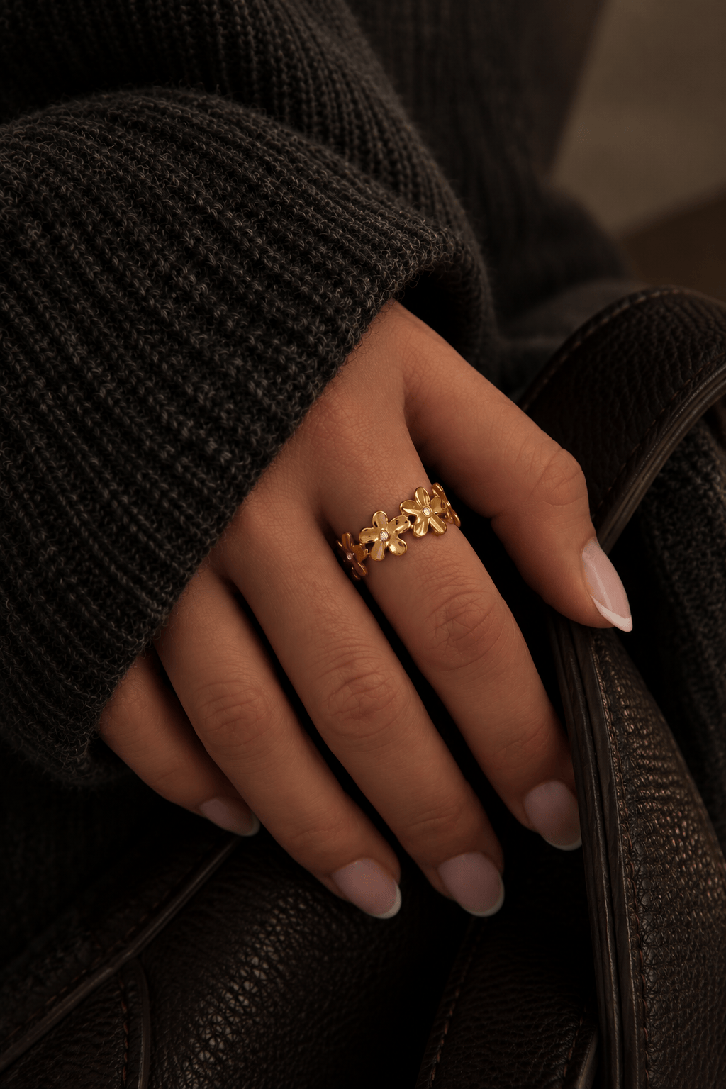 MEA NANI JEWELLERY Justerbar ring Default MARGUERITE – justerbar blomsterring i 14K gullbelagt kirurgisk stål, vanntett