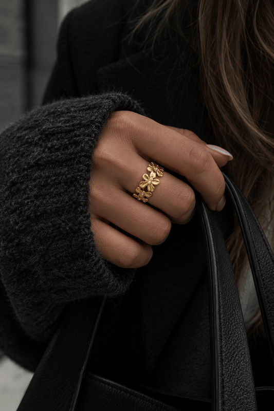 MEA NANI JEWELLERY Justerbar ring Default MARGUERITE – justerbar blomsterring i 14K gullbelagt kirurgisk stål, vanntett