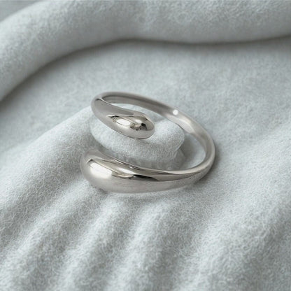 MEA NANI JEWELLERY Justerbar ring NADIA RING – sølvfarget organisk ring i regulerbar størrelse