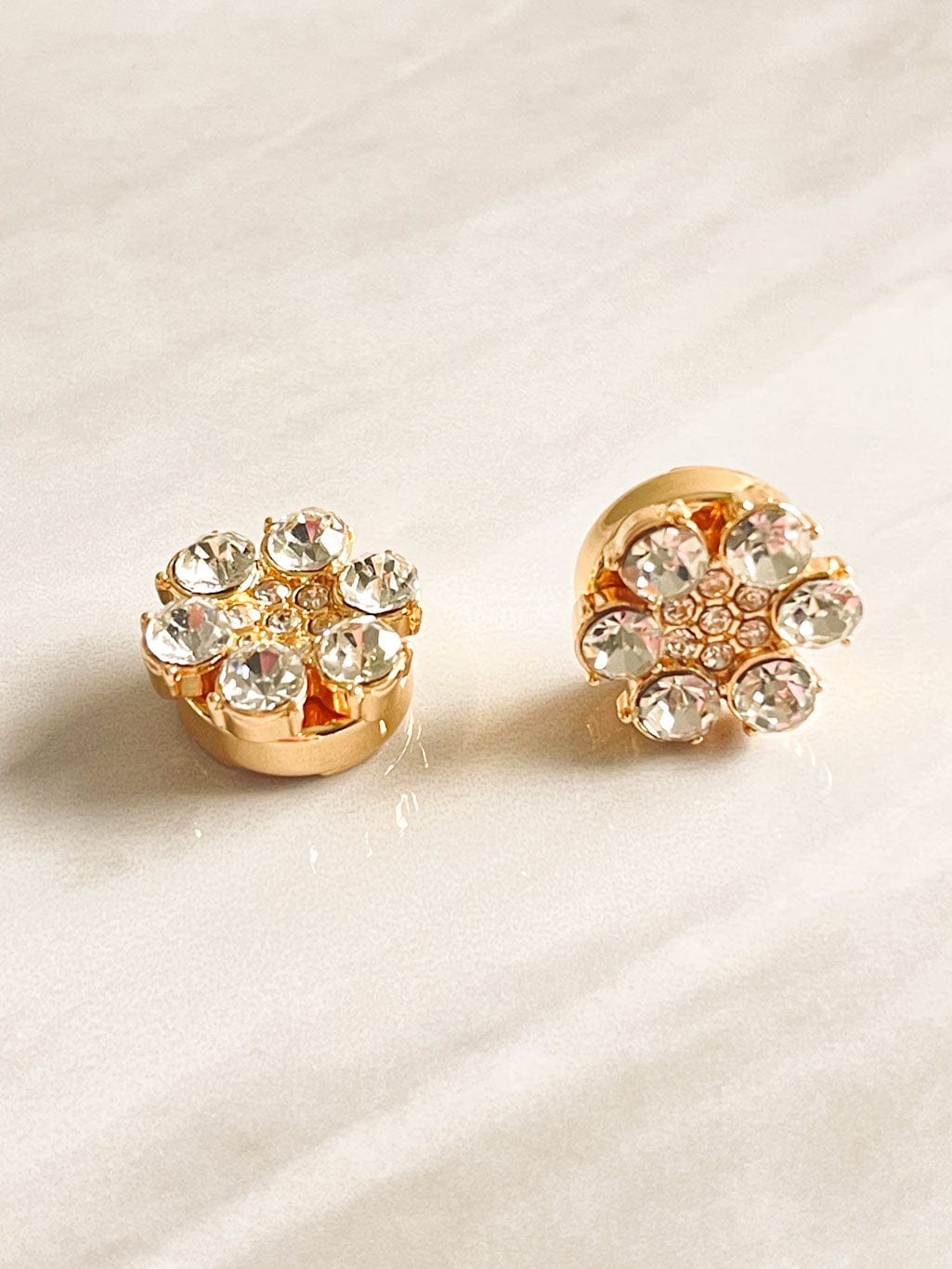 MEA NANI JEWELLERY Mansjettknapper CLARA - Gullfargede pynteknapper med glitrende steiner – 2-pk