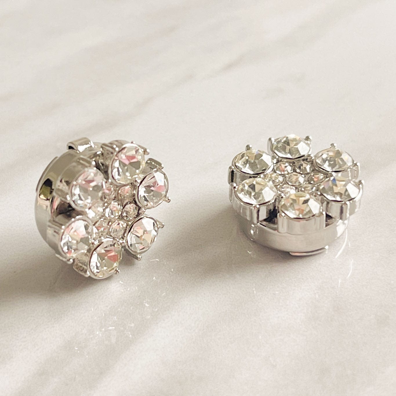 MEA NANI JEWELLERY Mansjettknapper CLARA - Gullfargede pynteknapper med glitrende steiner – 2-pk