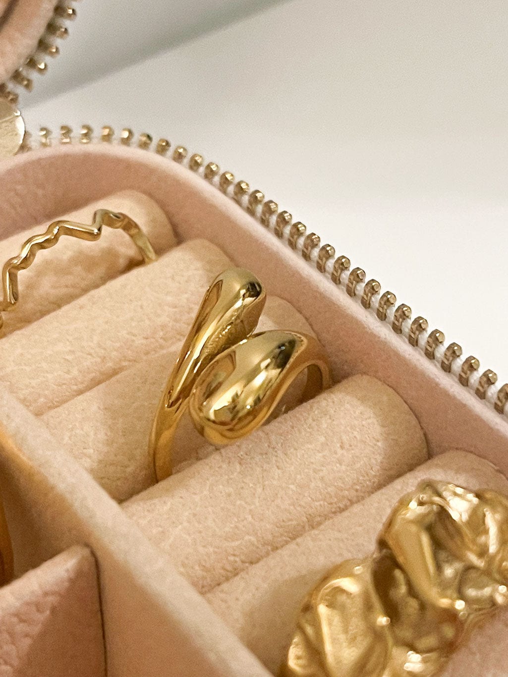 MEA NANI JEWELLERY NADIA RING 18K GULLBELAGT - Myk formet organisk ring i regulerbar størrelse