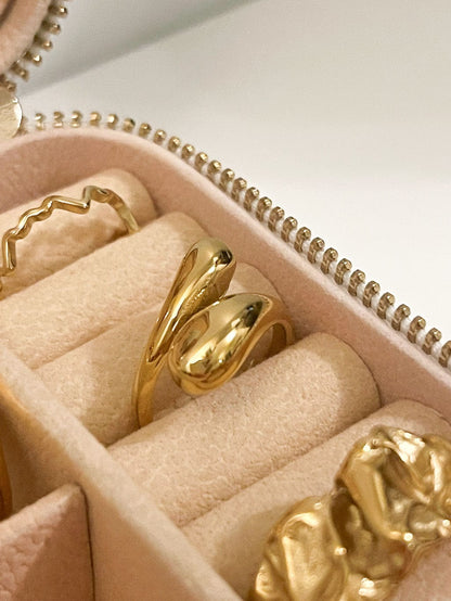 MEA NANI JEWELLERY NADIA RING 18K GULLBELAGT - Myk formet organisk ring i regulerbar størrelse