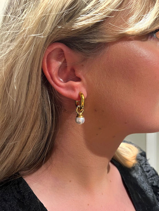 MEA NANI JEWELLERY Øredobber AMALIE - GULLBELAGTE HOOPS MED PERLEANHENG OG RHINESTONES