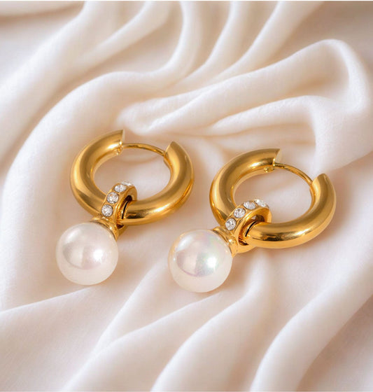 MEA NANI JEWELLERY Øredobber AMALIE - Gullbelagte øreringer med perleanheng og rhinestones