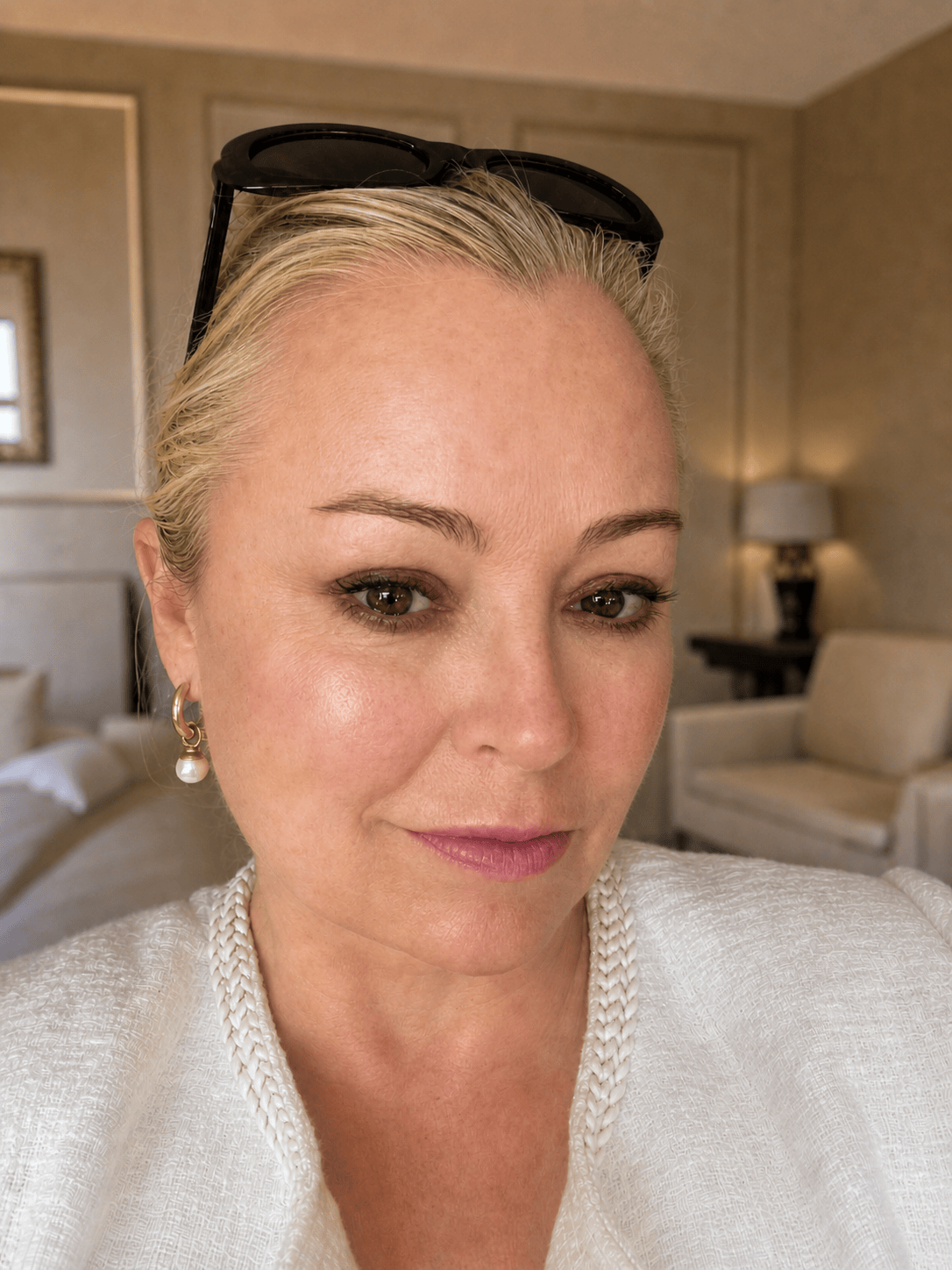 MEA NANI JEWELLERY Øredobber AMALIE - Gullbelagte øreringer med perleanheng og rhinestones