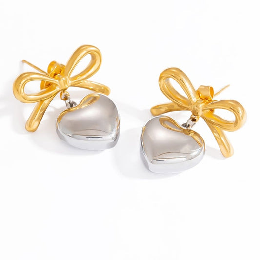 MEA NANI JEWELLERY Øredobber AMOUR BOW EARRINGS – 18K gullbelagte hjerteøredobber i kirurgisk stål