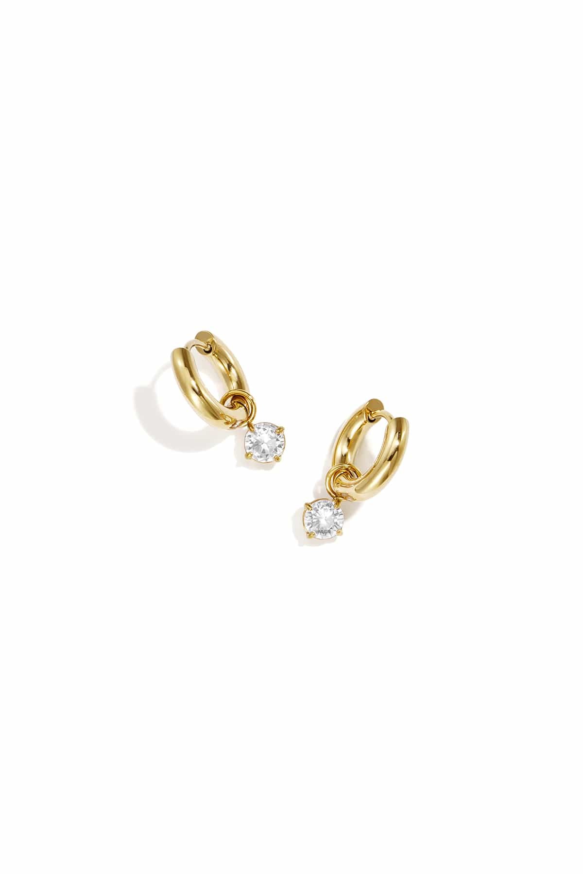 MEA NANI JEWELLERY Øredobber CLOUD – Hoops med hengende hvit stein, 14K gullbelagt
