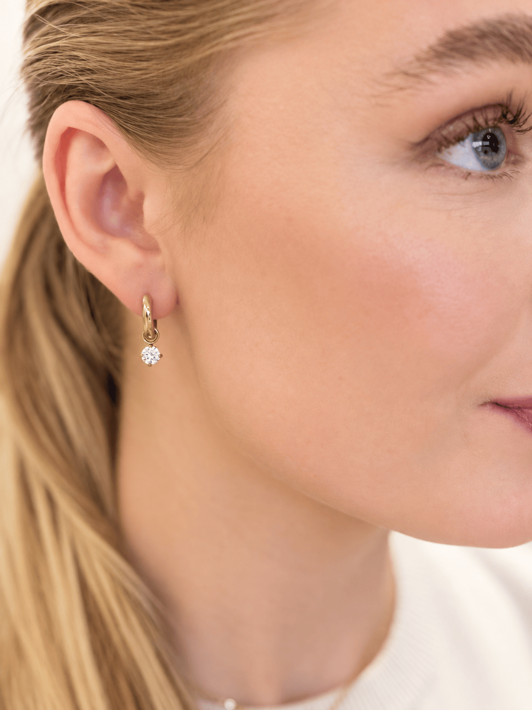 MEA NANI JEWELLERY Øredobber CLOUD – Hoops med hengende hvit stein, 14K gullbelagt