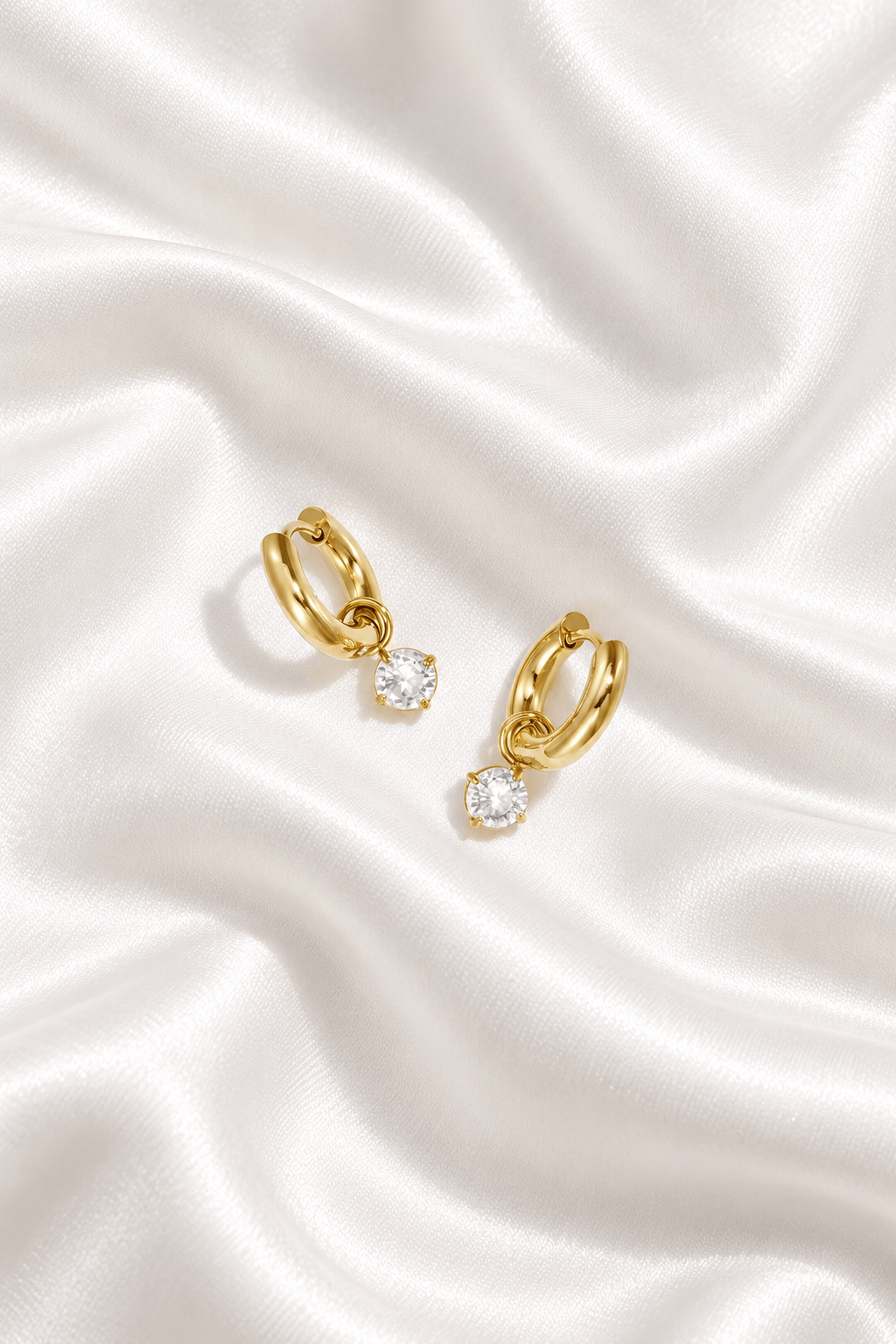 MEA NANI JEWELLERY Øredobber CLOUD – Hoops med hengende hvit stein, 14K gullbelagt