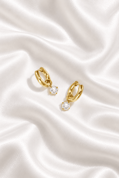 MEA NANI JEWELLERY Øredobber CLOUD – Hoops med hengende hvit stein, 14K gullbelagt