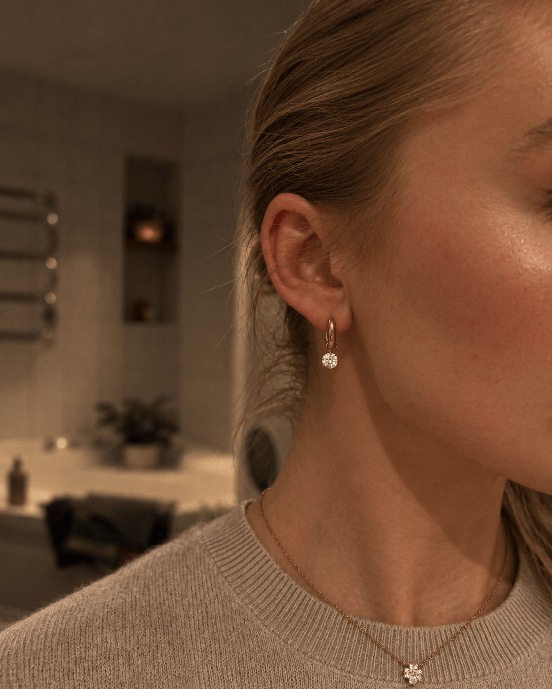 MEA NANI JEWELLERY Øredobber CLOUD – Hoops med hengende hvit stein, 14K gullbelagt