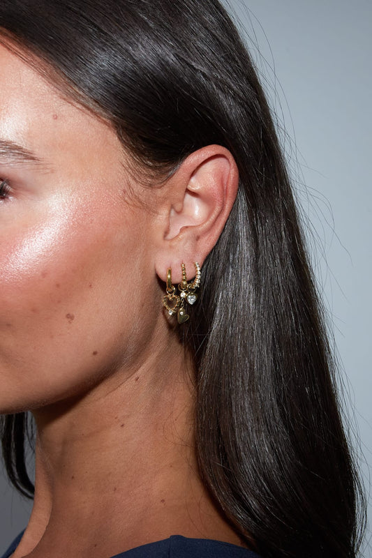 MEA NANI JEWELLERY Øredobber CUORE STACK – hjerte-huggies i gull, sett med 3