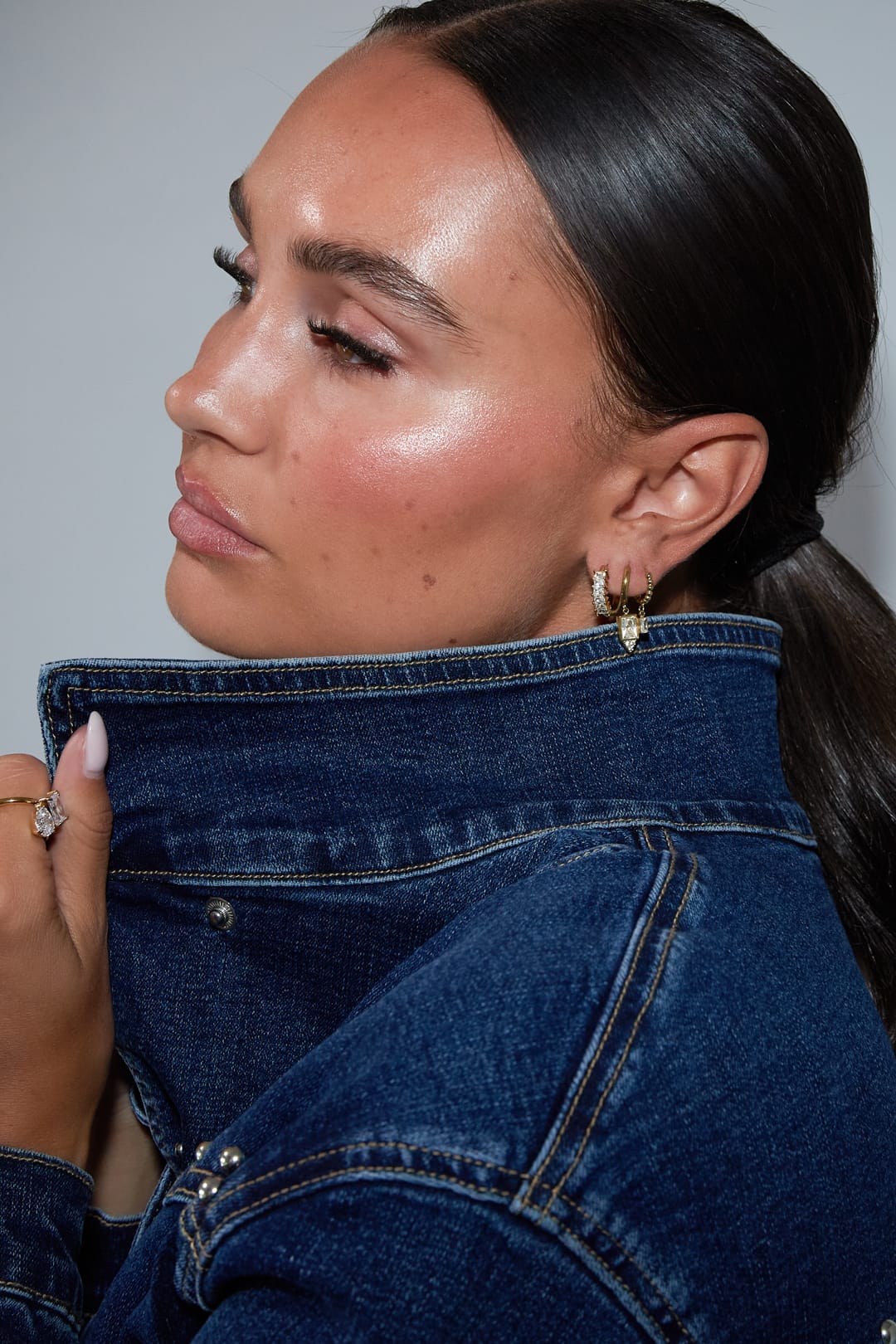 MEA NANI JEWELLERY Øredobber Default GLACÉ STACK – 14K gullbelagte huggies med hvite zirkonia, sett med 3