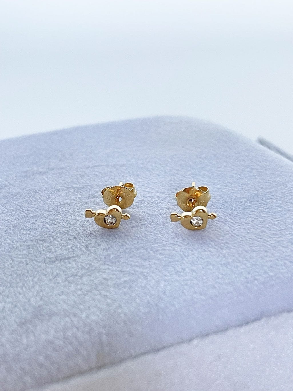 MEA NANI JEWELLERY Øredobber ELINE 18K GULLBELAGTE ØREDOBBER - Små gulløredobber med hjerte og glitrende stein.