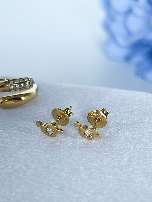 MEA NANI JEWELLERY Øredobber ELINE 18K GULLBELAGTE ØREDOBBER - Små gulløredobber med hjerte og glitrende stein.