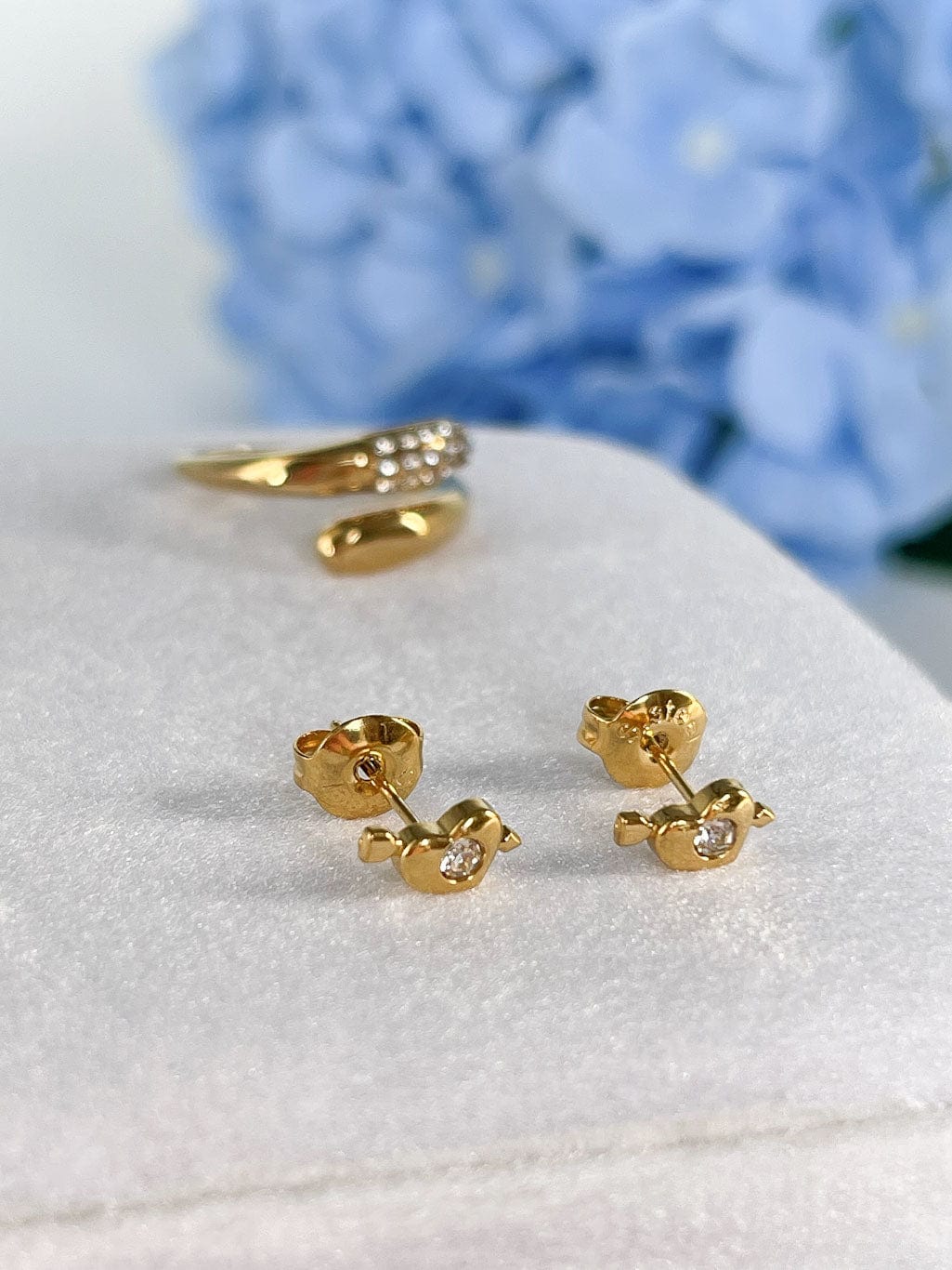 MEA NANI JEWELLERY Øredobber ELINE 18K GULLBELAGTE ØREDOBBER - Små gulløredobber med hjerte og glitrende stein.