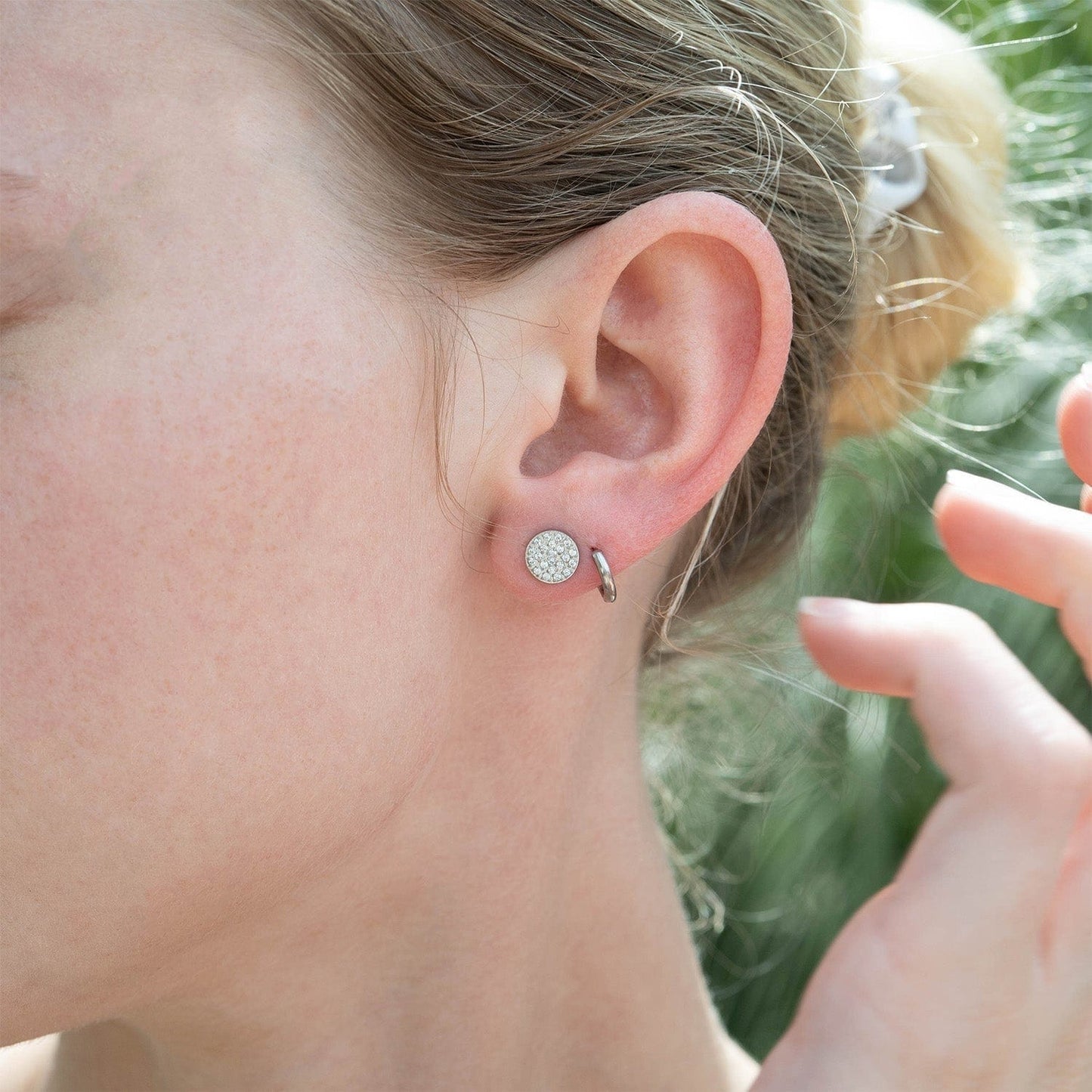 MEA NANI JEWELLERY Øredobber EVERYDAY ICON STUDS – kirurgisk stål med pavé-krystaller