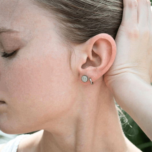 MEA NANI JEWELLERY Øredobber EVERYDAY ICON STUDS – kirurgisk stål med pavé-krystaller