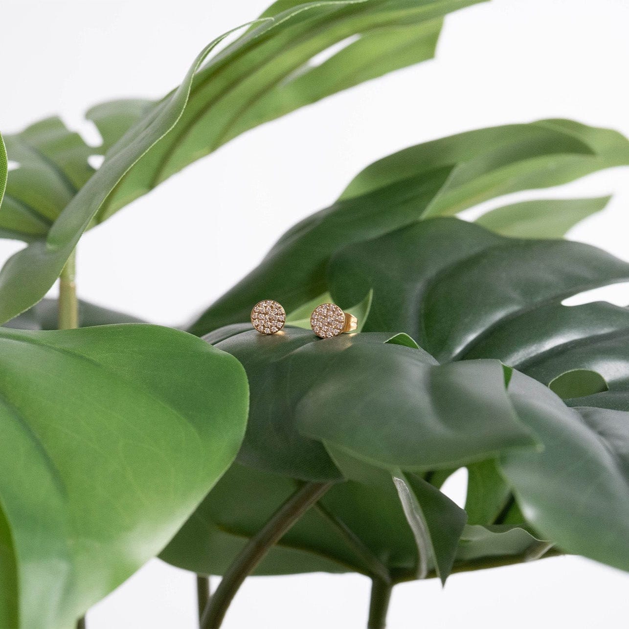 MEA NANI JEWELLERY Øredobber EVERYDAY ICON STUDS –  øredobber i 18K PVD-gullbelagt kirurgisk stål