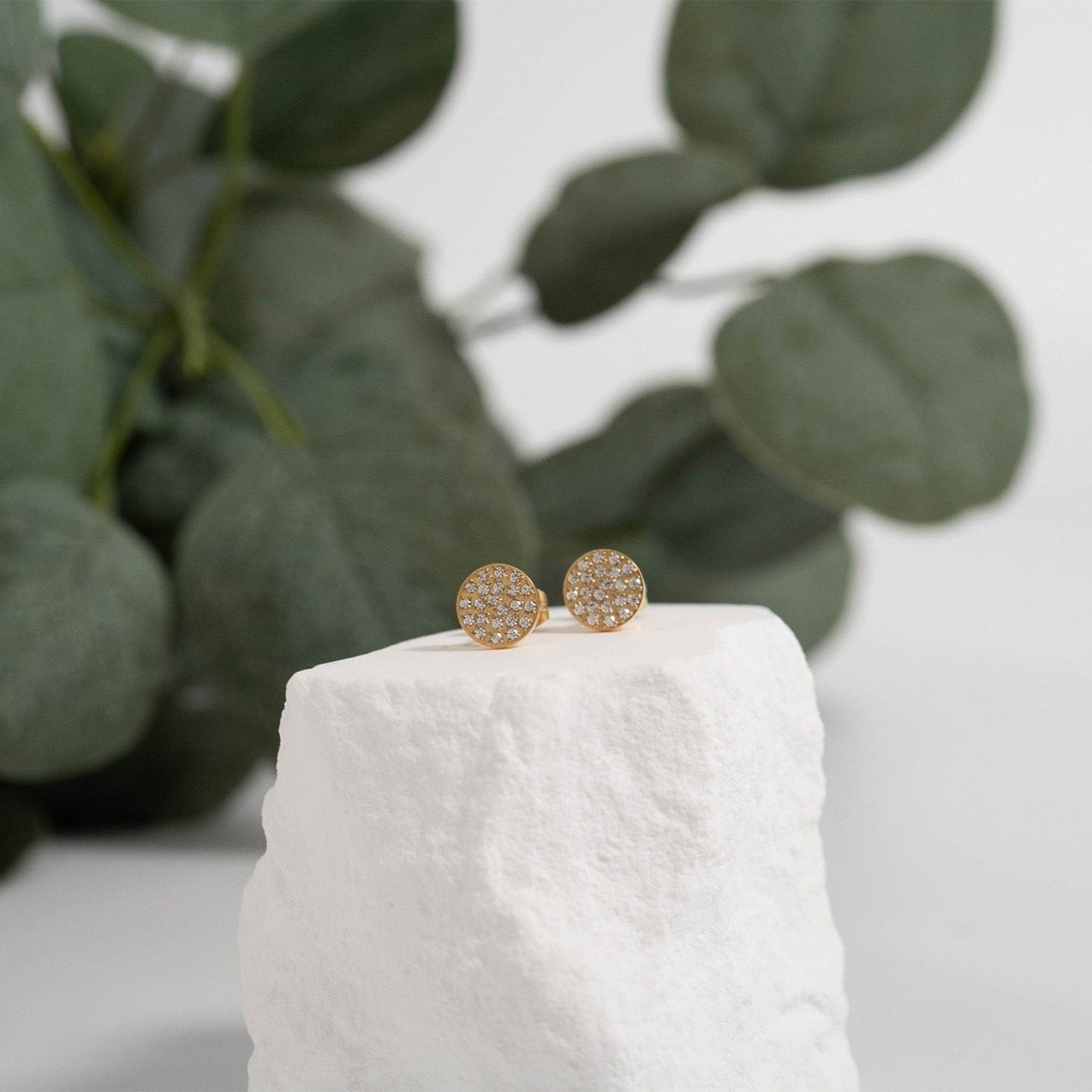 MEA NANI JEWELLERY Øredobber EVERYDAY ICON STUDS –  øredobber i 18K PVD-gullbelagt kirurgisk stål