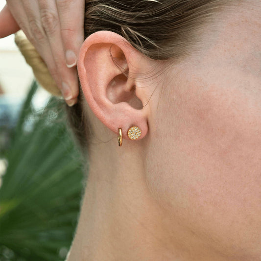MEA NANI JEWELLERY Øredobber EVERYDAY ICON STUDS –  øredobber i 18K PVD-gullbelagt kirurgisk stål