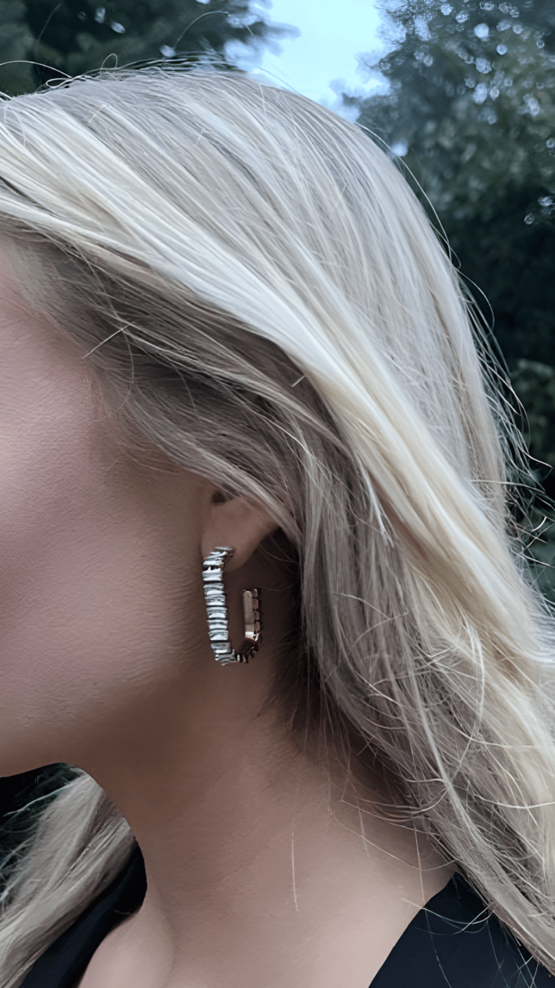 Festklar jente med ANTIBE gullbelagte hoops på