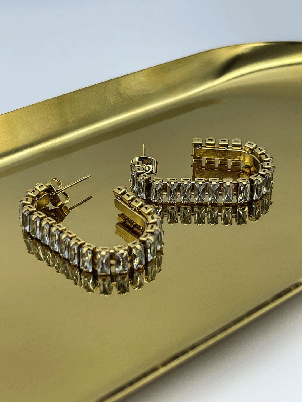 Ovale gullbelagte hoops dekket med cubic zirkonia stein
