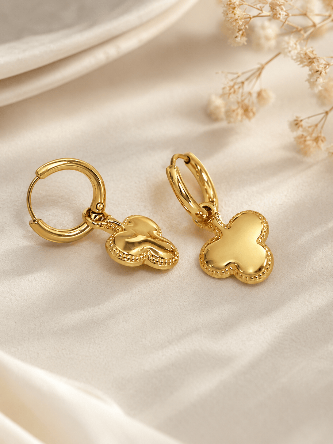 MEA NANI JEWELLERY Øredobber Gull CLOVER Hoops – 14K gullbelagte øredobber