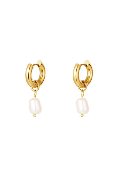 MEA NANI JEWELLERY Øredobber Gull/Hvit DARA PEARL HOOPS  – 14K gullbelagt, vanntette