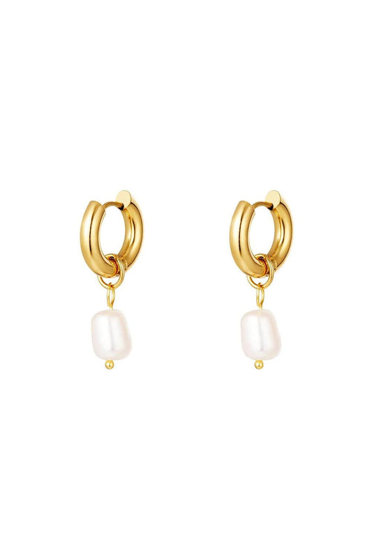 MEA NANI JEWELLERY Øredobber Gull/Hvit DARA PEARL HOOPS  – 14K gullbelagt, vanntette
