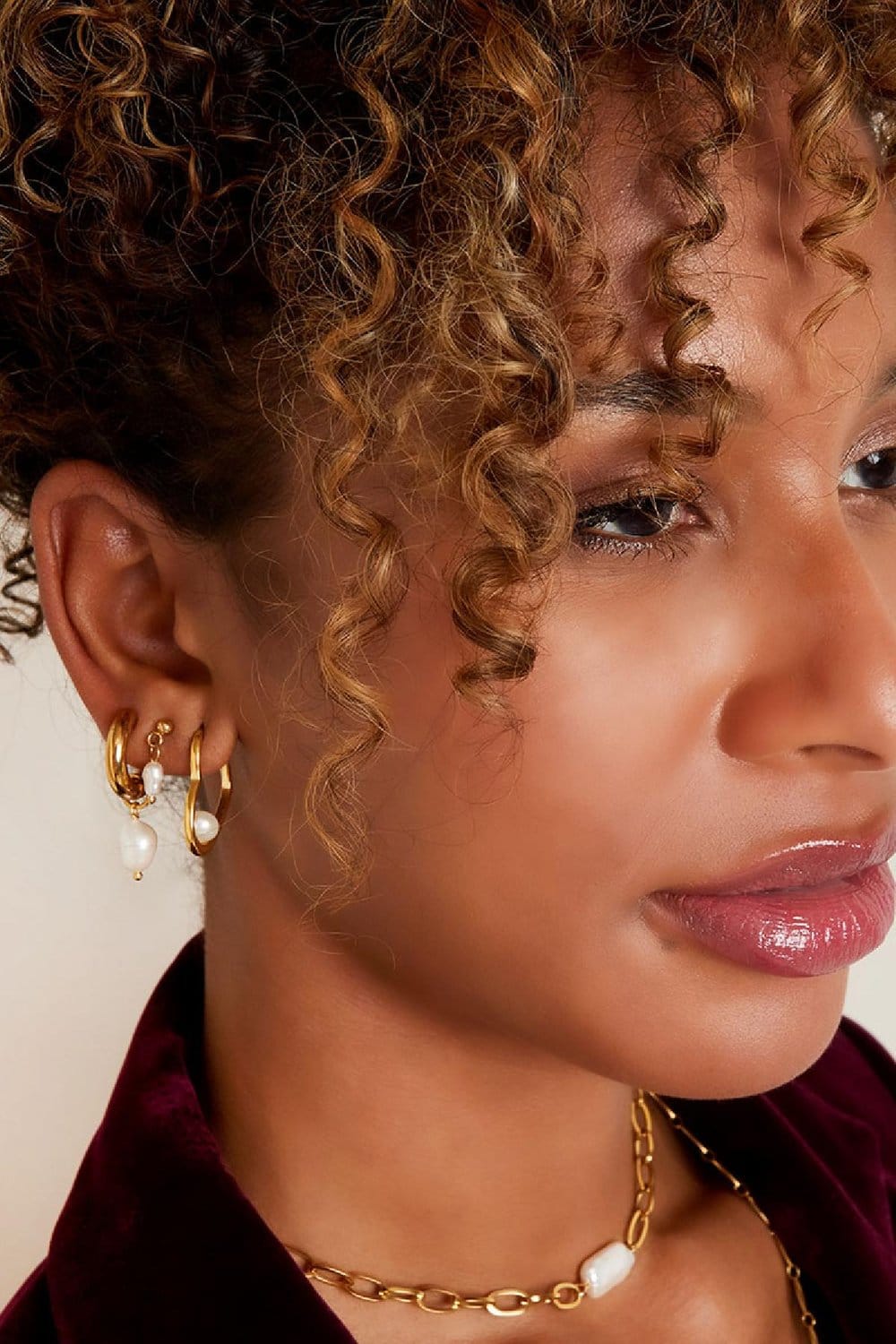 MEA NANI JEWELLERY Øredobber Gull/Hvit DARA PEARL HOOPS  – 14K gullbelagt, vanntette