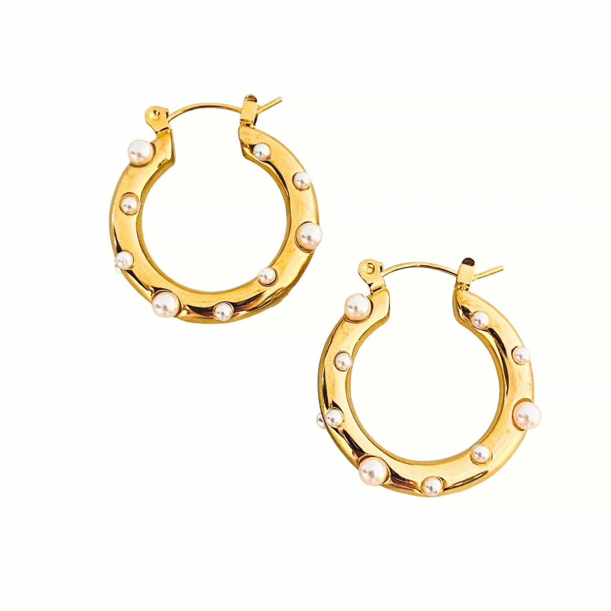 MEA NANI JEWELLERY Øredobber gull PEARLS GOLD HOOPS – 18K Gullbelagte øreringer med hvit perle